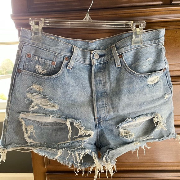 Levi’s Light Wash 501 Shorts Size 28 - Picture 1 of 3
